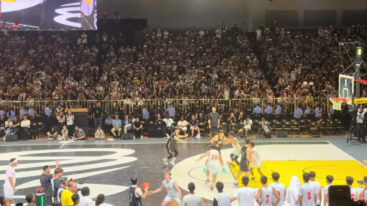 AUBL队以三分压哨球绝杀库里队,上演以其人之道还治其人之身! AUBL队以三分压哨球绝杀库里队,上演以其人之道还治其人之身!