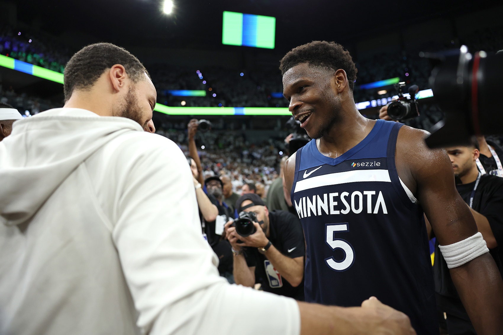 爱德华兹：库里是我兄弟&amp;我爱他的一切 他是最伟大控卫 不太懂rap